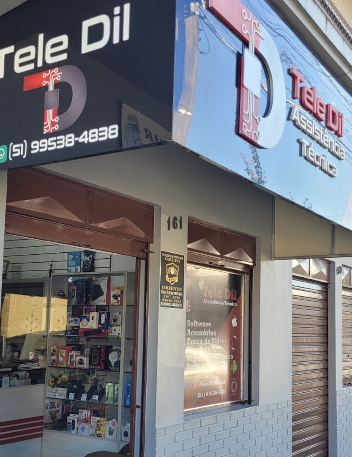 Técnico reparando celular